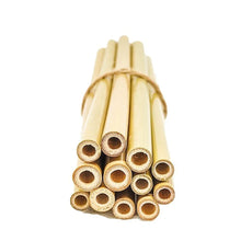 Charger l'image dans la galerie, Lot de 6 petites pailles en bambou naturel posées à côté d’une tasse de thé sur une table épurée.