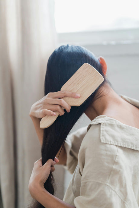La brosse à cheveux en bambou : révolutionner sa routine beauté avec élégance et durabilité
