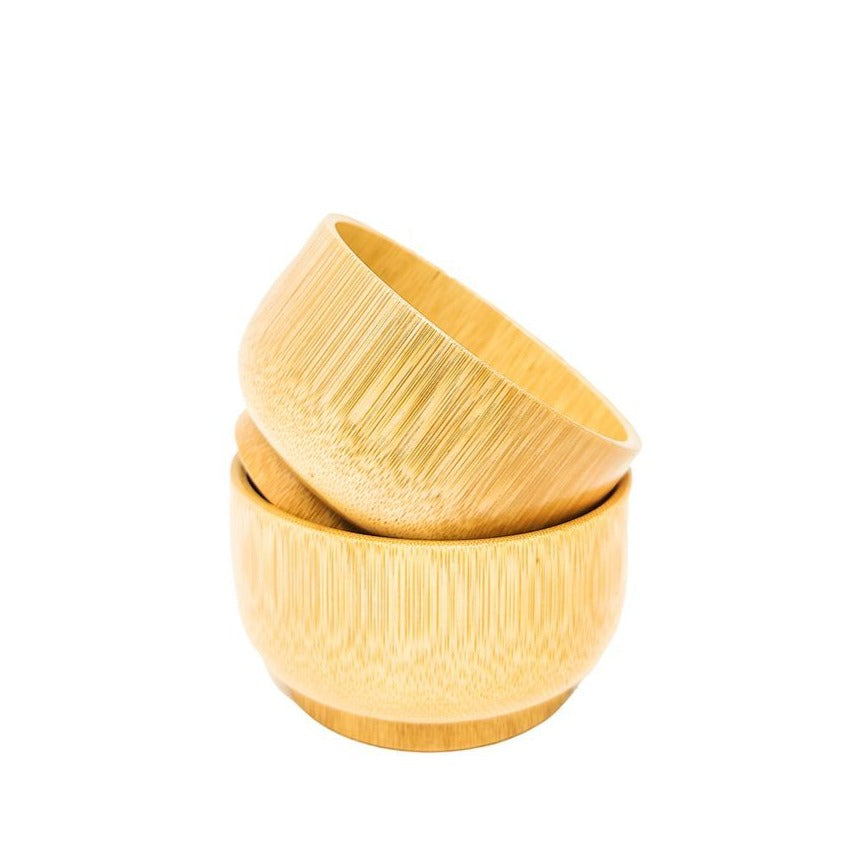 Bol en bois de bambou naturel posé sur une surface claire, utilisé pour des soins ou comme accessoire de cuisine écoresponsable.

